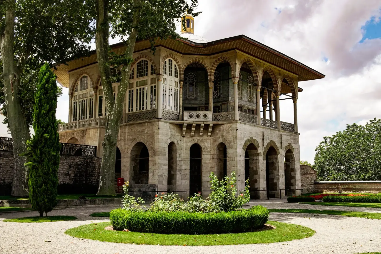 Baghdad Pavilion surrounded by courtyard gardens at Topkapı Palace